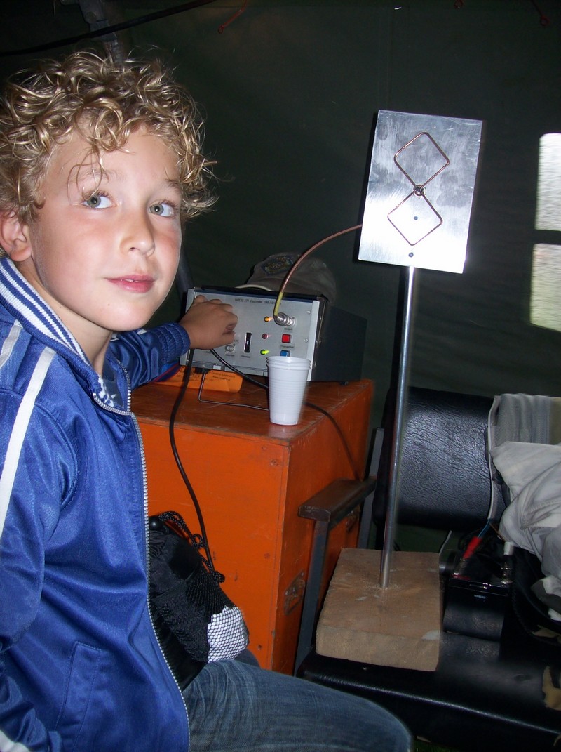 De ATV zender met antenne.